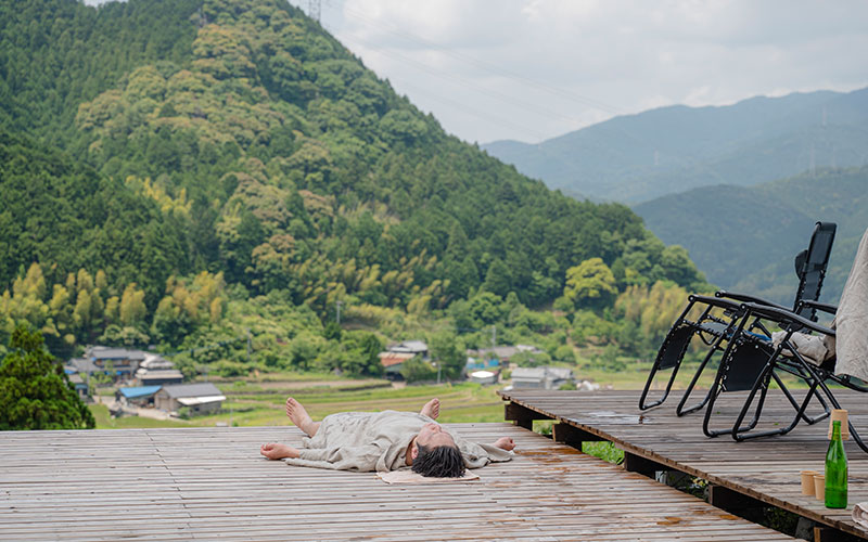 空に向かって大の字にくつろぐ